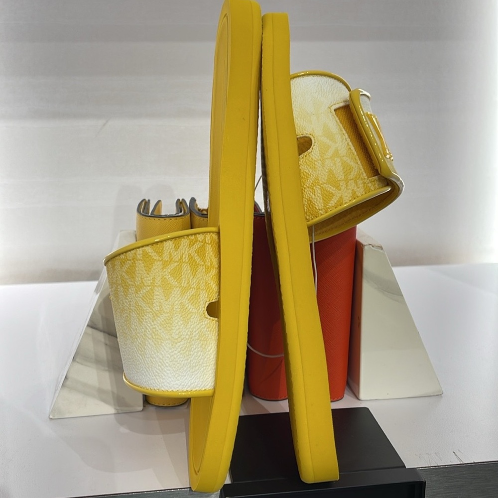 Michael Kors Slide Logo Sandals Palmer Ombré Signature
Daisy Yellow 
NWT - Picture 5 of 16